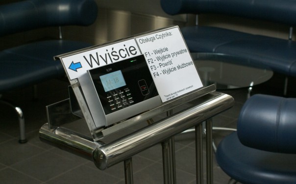 przykład montażu czytnika rcp - elegancki podest wraz z opisem dla pracownika