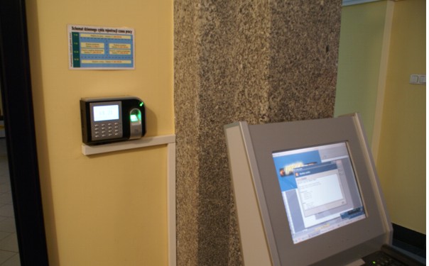 czytnik rejestrujący wyjścia z pracy - rozdzielenie rejestracji na osobne czytniki minimalizuje liczbę pomyłek