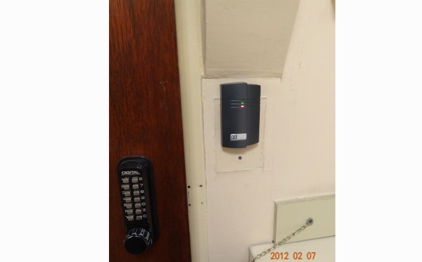 przykład kontroli dostępu - terminal otwierający drzwi